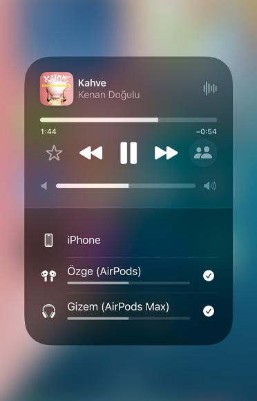 Apple Music üzerinden iki farklı çift AirPods’da çalınan bir şarkının ekran görüntüsü.