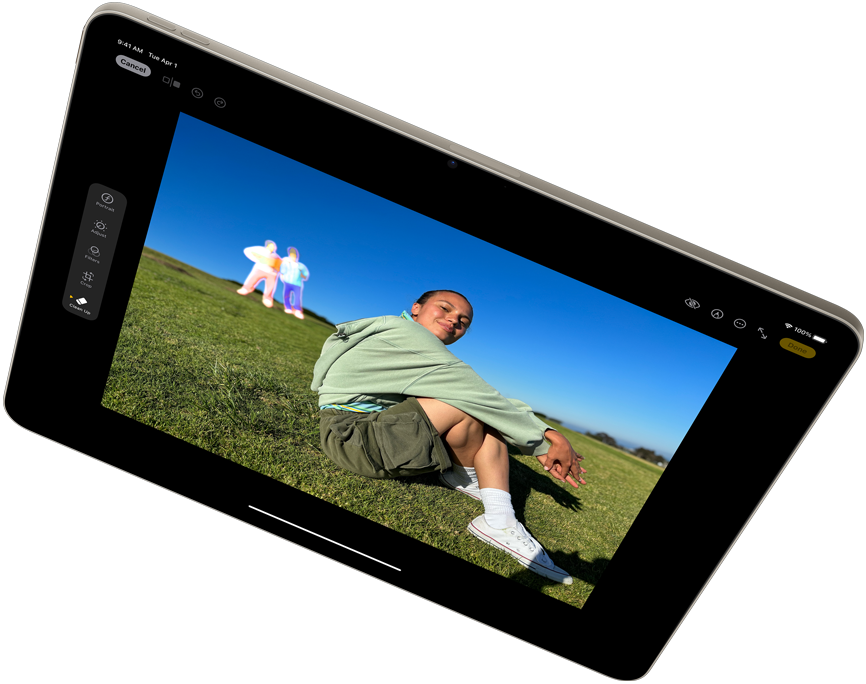 iPad Air i liggande läge visar upp Apple Intelligence med verktyget Snygga till i appen Bilder